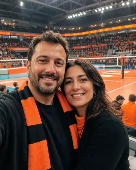 Voleybol maçı öncesinde selfie çeken taraftar çift