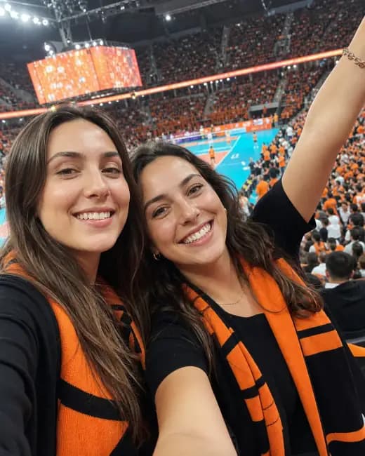 Voleybol sahası önünde selfie çeken iki taraftar