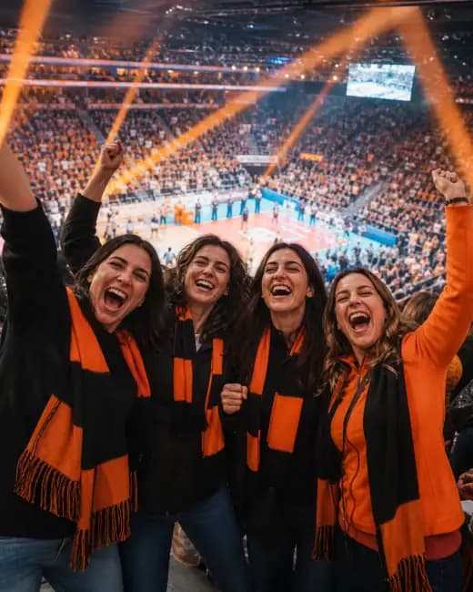 Tribünde birlikte kutlama yapan dört Eczacıbaşı taraftarı